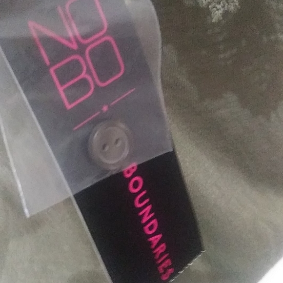 ✨️$10.00 item ✨️ Crop top no boundaries - Picture 4 of 5